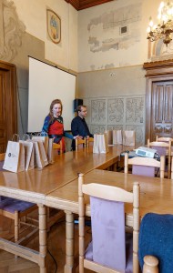 rodziekan ds. studenckich dr hab. Marzenna Cyzman, prof. UMK i prodziekan ds. kształcenia dr hab. Piotr Sadkowski, prof. UMK . Kliknij, aby powiększyć zdjęcie.